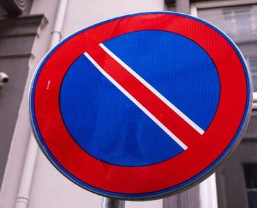 Halteverbotsschild an einer Hauswand – Halteverbotszone Kaiserslautern